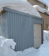 雪が積もった物置